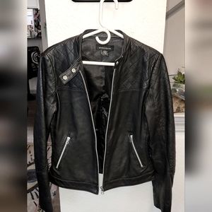 100% black leather jacket. Size Med, Moda International